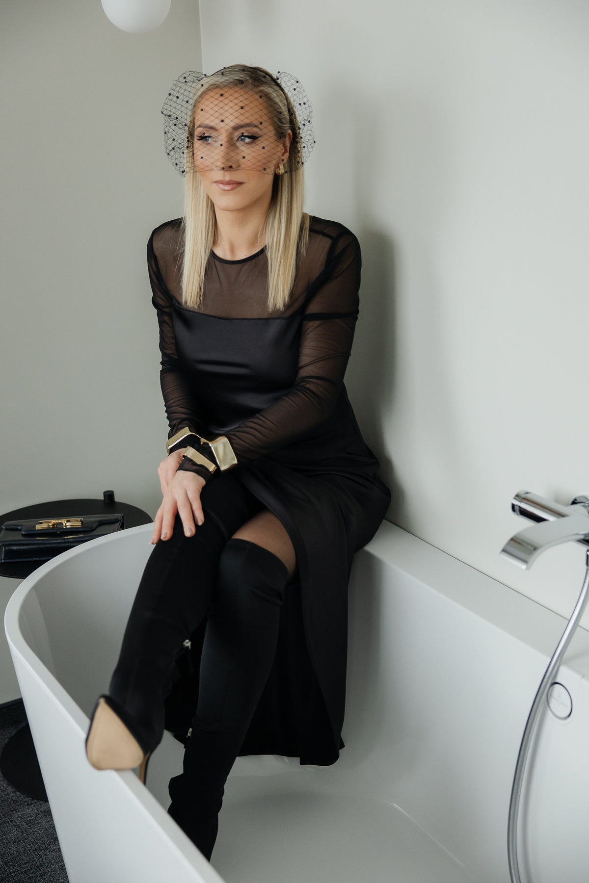 Juoda satino suknelė su tiulio detalėmis