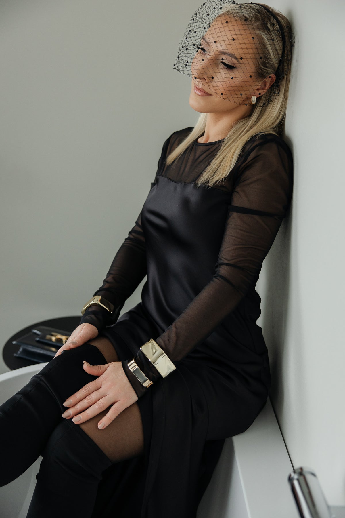 Juoda satino suknelė su tiulio detalėmis